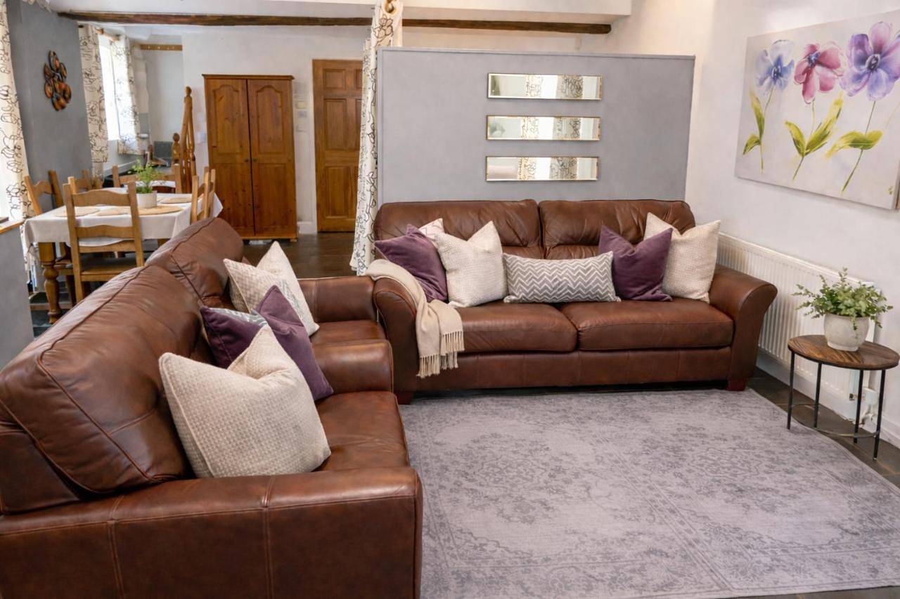 Romeo Cottage - Sleeps 4 - Open Plan Barn - Private Hot Tub & Garden in Wilmcote, Warwickshire