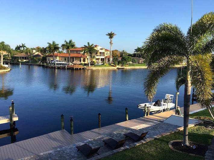 Vacation rental for 14 people, with yard in Cape Coral