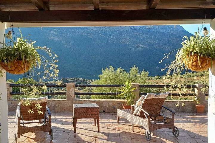 Casa rural para 5 personas, con jardín además de terraza y jacuzzi, Se admiten mascotas en Jimera de Líbar