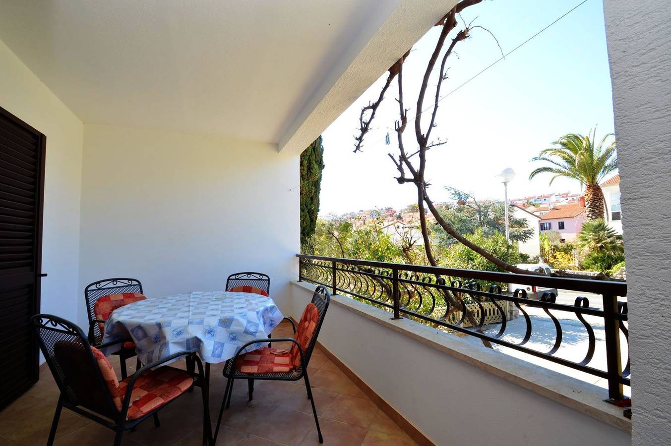 Ganze Wohnung, Das Apartment Rahela 1 in Mali Lošinj, Zagazinjine, geeignet für 4 Personen, im Erdgeschoss besteht aus: zwei Schlafzimmern mit Doppelbetten, Küche und Esszimmer, Wohnzimmer und Terrasse. in Mali Lošinj, Lošinj