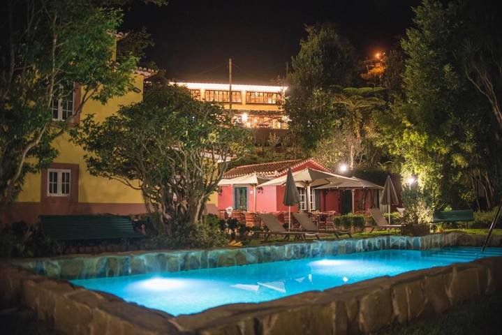 Aluguel de quarto para 2 pessoas, com Terraço e Jardim e ainda Piscina em Camacha