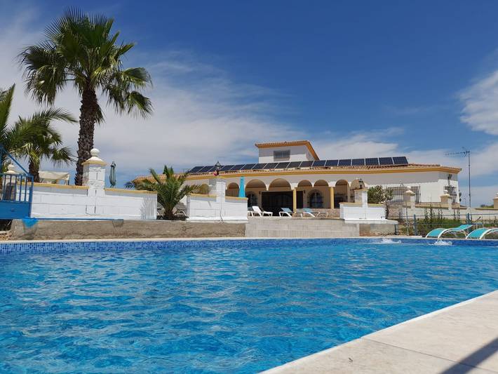 Gîte pour 12 personnes, avec Balcon et Jacuzzi ainsi que Terrasse et Jardin à Lora del Río