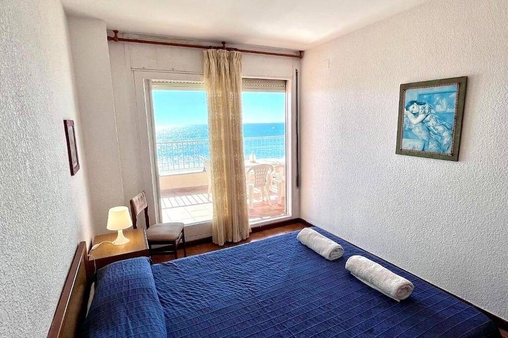Entire apartment, Spacious 4 bedroom apartment in first line of sea. Rodes in Calafell, Costa Dorada