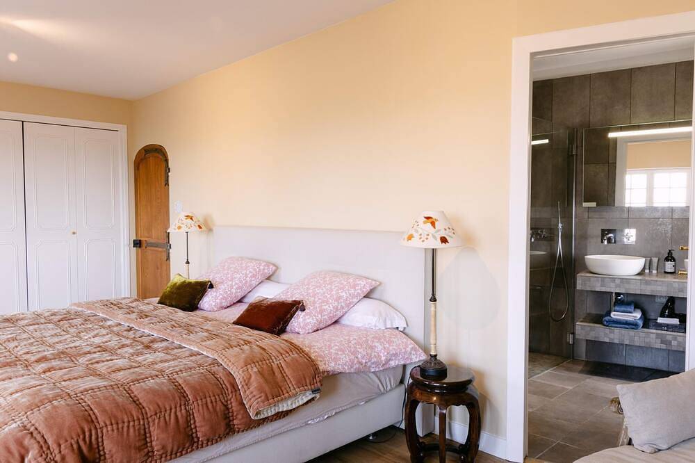 Old monastery in the heart of village with pool in Châteauneuf-du-Pape, Vaucluse