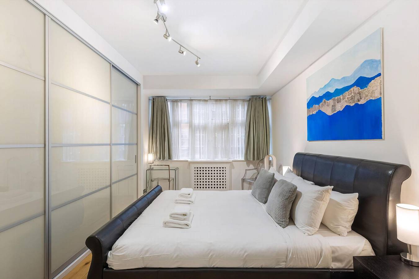 Entire apartment, Guestready - Chic London Retreat with Balcony in London, South East England