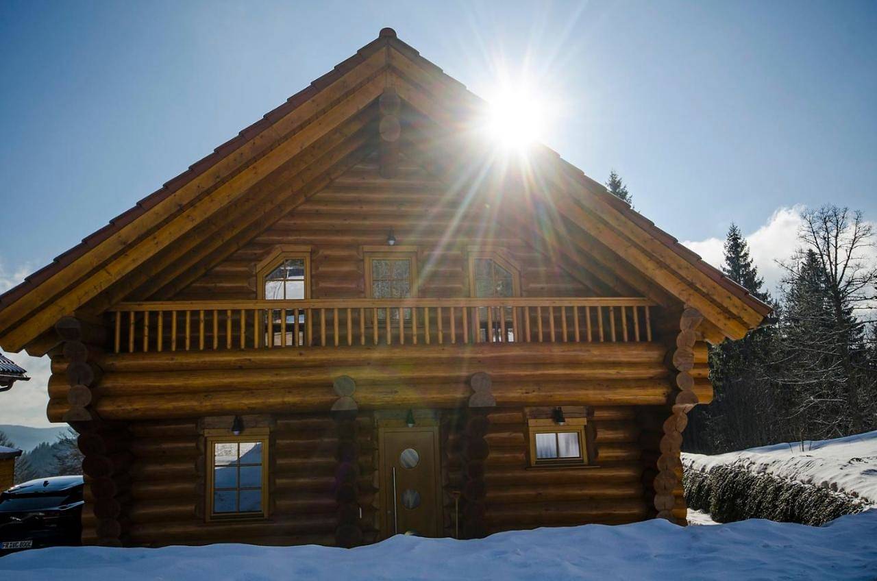 Luxus-Ferienhaus Blockhaus Chalet Nr 3 Toplage am Feldberg mit Sauna, Outdoor-Hottub, Kamin auf 1300m üm in Feldberg Ort, Feldberg