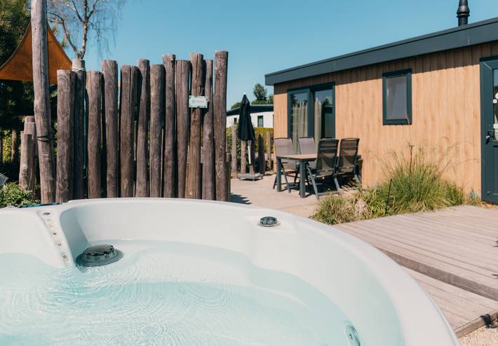 Chalet voor 4 personen, with Whirlpool and Terras as well as Tuin and Kinderzwembad in Barneveld Gemeente