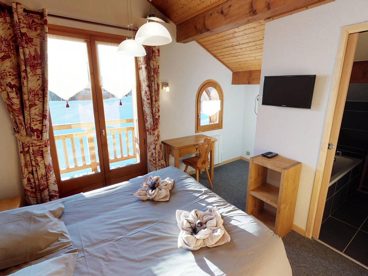 Spacious Ski-In/Ski-Out Chalet in Avoriaz with Sauna, Fireplace & Premium Services for 14 Guests in Morzine, Les Portes du Soleil