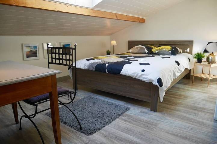 Location de vacances pour 7 personnes, avec jardin ainsi que terrasse et jacuzzi à Saint-Genès-Champanelle - 2