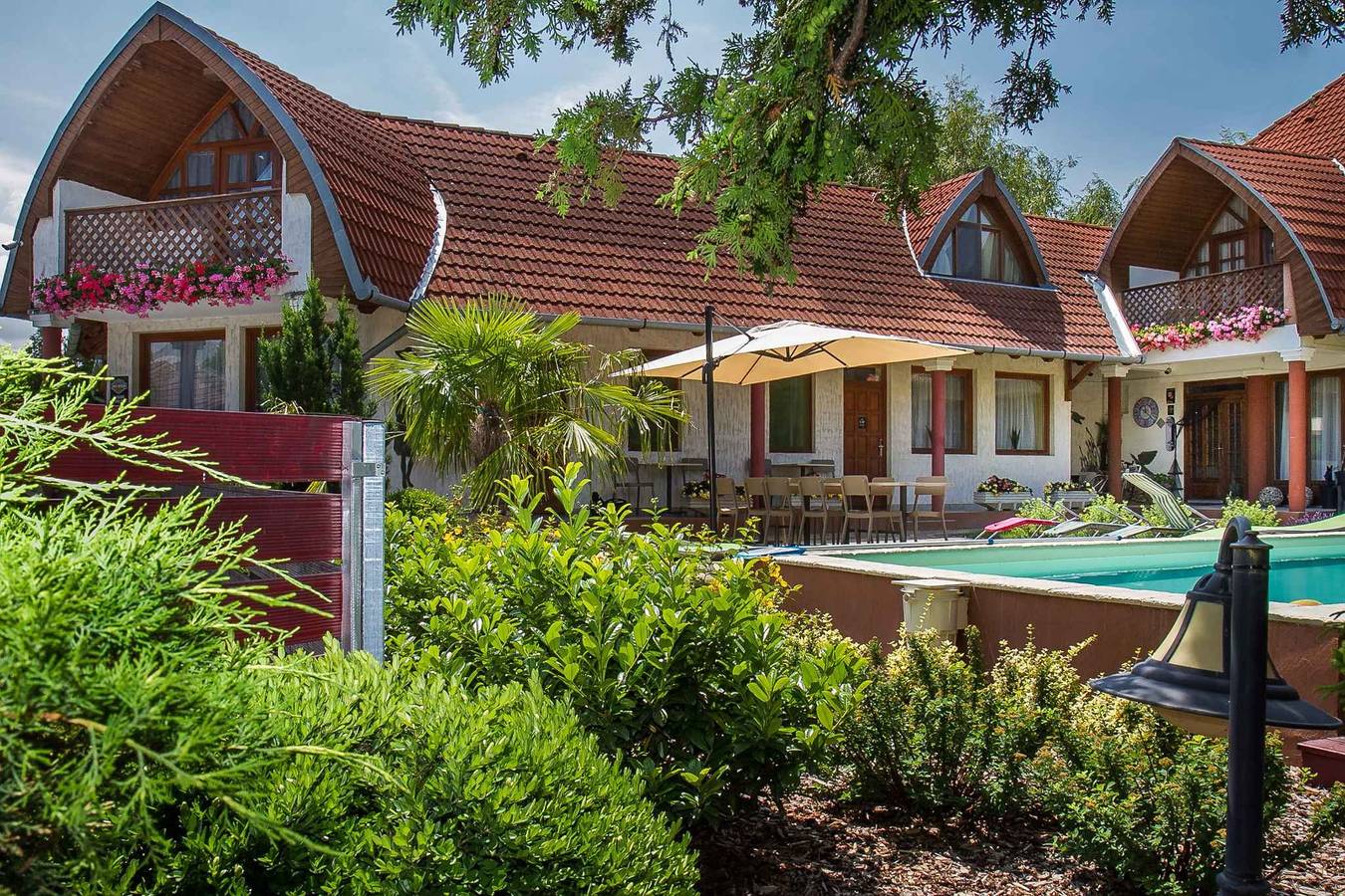 Ganze Ferienwohnung, Ferienwohnung in einem Apartmenthaus mit Pool und Internet  in Balatonkeresztur, Plattensee Südufer