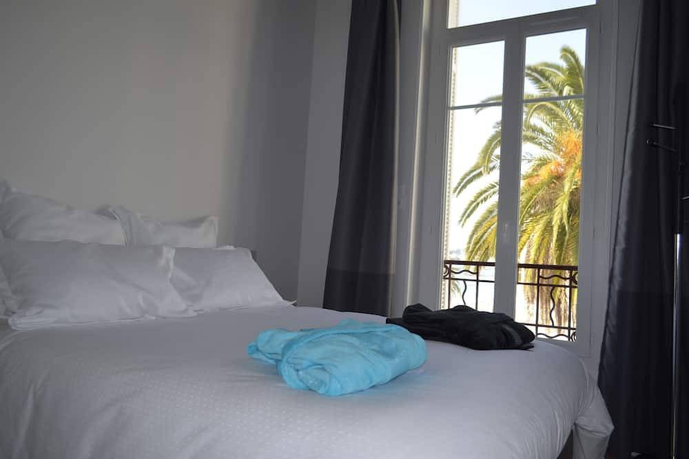 Ganze Wohnung, Blue Riviera: a splendid beachfront 1-bedroom apt w/stunning view in Menton, Mittelmeerküste (Frankreich)