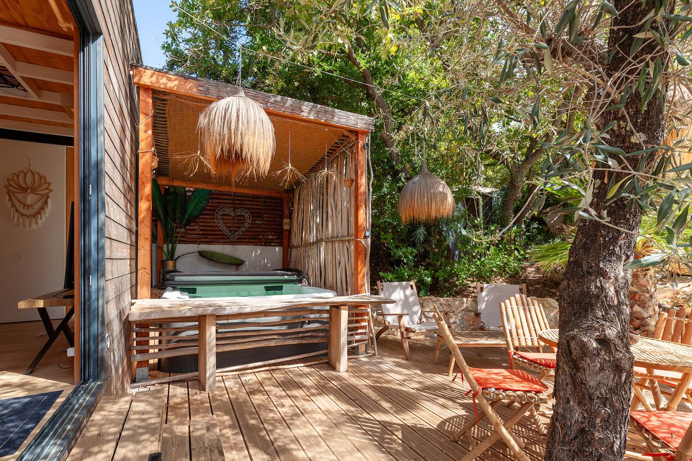 Appartement de vacances entier, Tiny House Bali avec vue sur la montagne, Wi-Fi et climatisation in Peypin, Région de Marseille