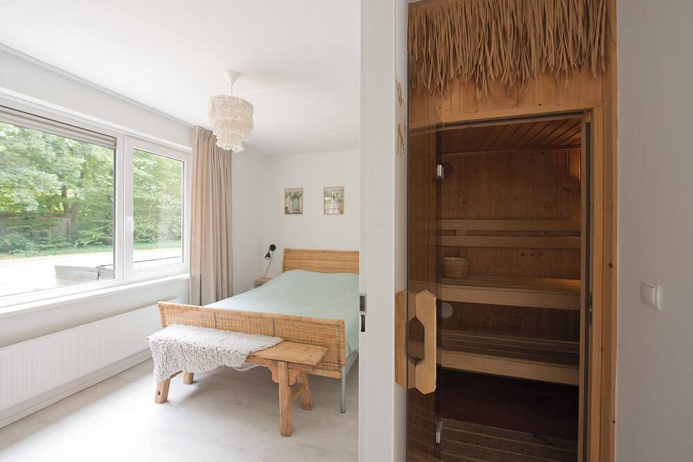 Villa Wellness Retreat 2: Schönes Haus mit Sauna und Whirlpool, Nähe des Waldes! in Hoeven, Halderberge