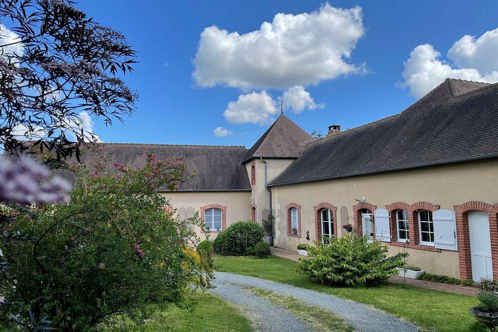 Spacious room with pool and private parking in Montreuil-le-Henri, Sarthe