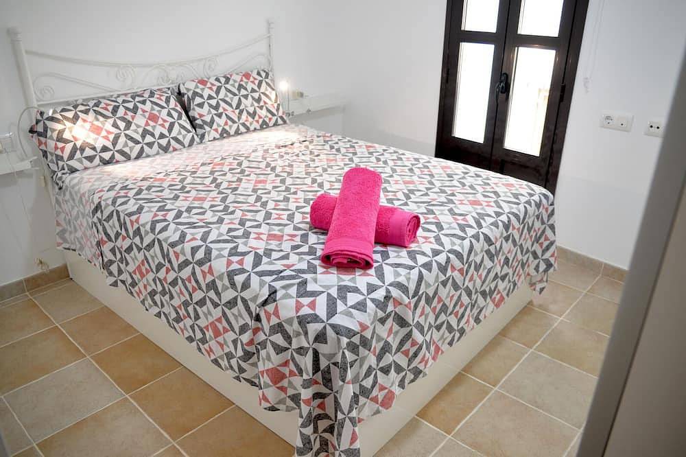 Entire apartment, Charming Village House in Central Peralada with Modern Amenities in Peralada, Upper Empordà