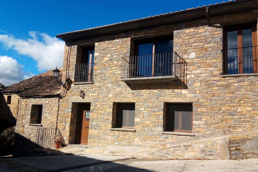Entire apartment, Maria Ainsa Usana Apartment in Aínsa, Spanish Pyrenees