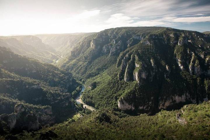 Location de vacances pour 6 personnes, avec terrasse et jardin ainsi que piscine et vue, animaux acceptés à Banassac - 3