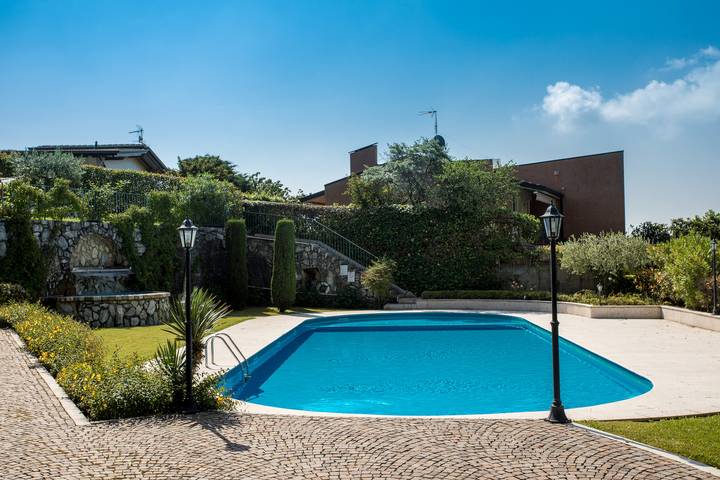 Villa con piscina per 6 persone, con balcone e vista lago nonché panorama e giardino al Lago di Garda