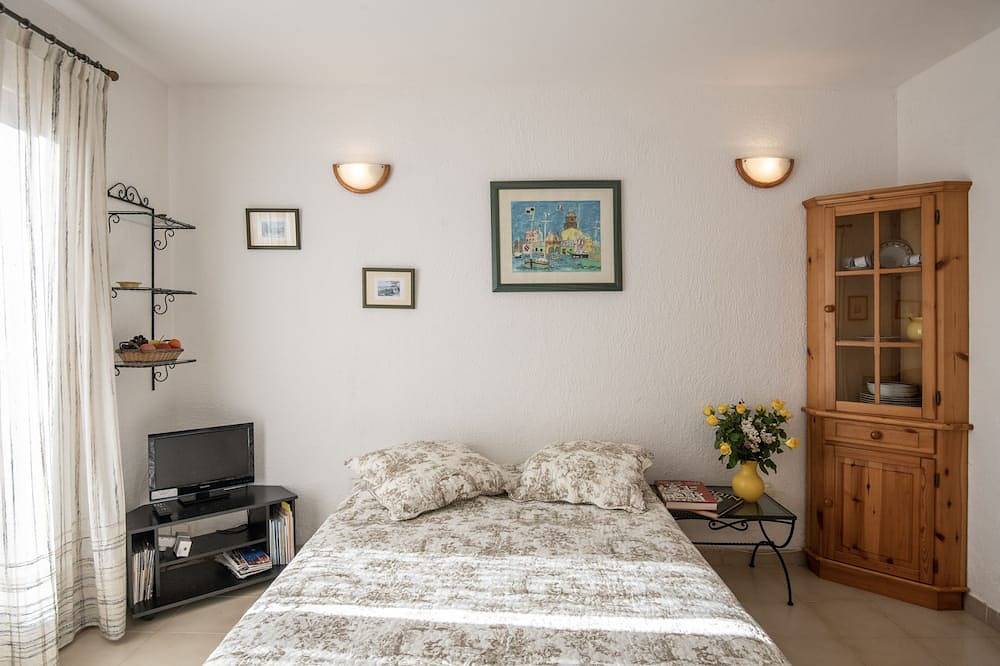 Entire apartment, Lovely 2 person studio with terrace and garden in a villa in St Paul de Vence in Saint-Paul-de-Vence, Cannes region