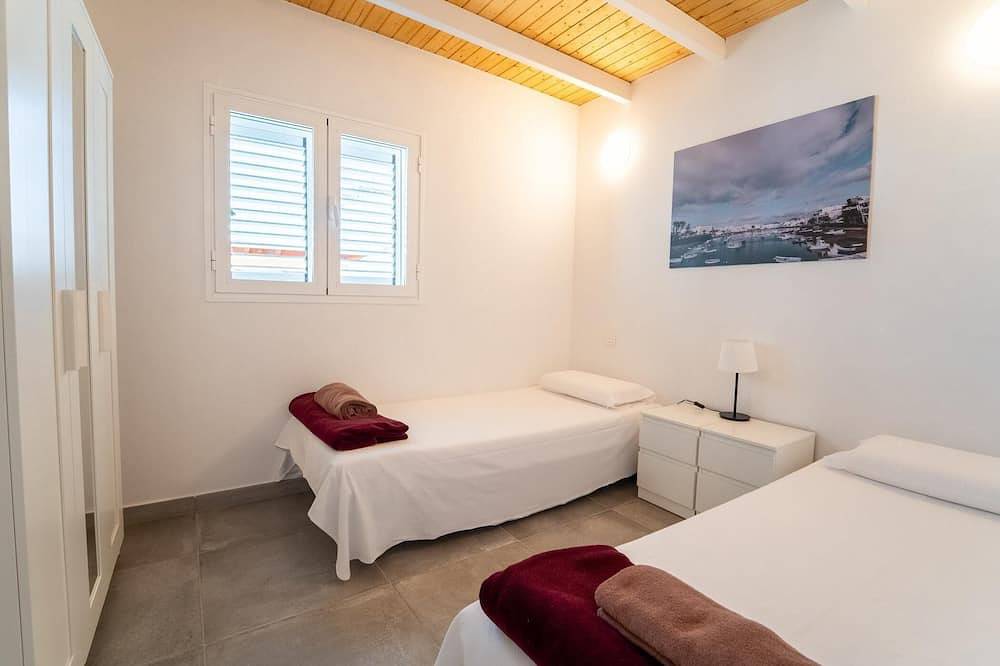 Apartamento entero, Apartamento luminoso con balcón en segunda planta, wifi y parking gratis. in Tahiche, Teguise