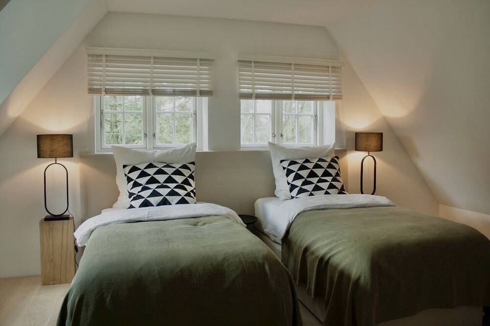 5* Reetdachhaus  Ziegelmacher Achten 6600qm Naturgarten mit Teich und Außensauna in Rodenäs, Nordfriesland