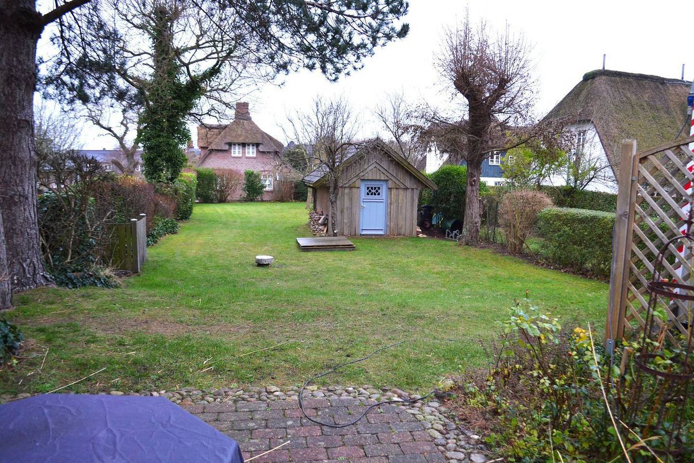 Ganze Wohnung, Das grosse Ferienhaus hat eine sehr gemütliche Atmosphäre. Im Wohnbereich sorgt ein einladender dänischer Ofen für wohlige Wärme, besonders an kühleren Abenden. Die Einrichtung und die liebevollen Details verleihen dem Haus einen besonderen Charakter. Das Objekt verfügt über zwei komfortable Schlafzimmer, die ausreichend Platz für alle Gäste bieten. Die voll ausgestattete, offene Küche lädt dazu ein, gemeinsam zu kochen und die regionalen Köstlichkeiten zu genießen. Der Essbereich ist der perfekte Ort, um gesellige Abende zu verbringen. Ess- und Küchenbereich bieten Ausblick und Zugang auf die großzügige, blickgeschützte Terrasse und den herrlichen Garten mit Sandkiste und Liegewiese. Sonnenliegen mit Auflagen befinden sich im Gartenhaus. Mit Hund: Kaution 100,00 Euro Dieses wunderschöne reetgedeckte Haus verfügt über ein großes Wohnzimmer, offene Küche, sehr geräumigen Essbereich, ein Duschbad mit Wc sowie ein separates Wc, zwei Schlafzimmer mit insgesamt einem Doppelbett, einer Schlafcouch und einem Hochbett. Zu den Annehmlichkeiten des sehr gemütlich, persönlich und geschmackvoll eingerichteten Ferienobjektes gehören u.a.: Kabeltv-Gerät, Stereoanlage mit Cd-und Dvd-Player, Geschirrspüler. Herzlich willkommen zu einem erholsamen Urlaub auf der grünen Insel Föhr! Oevenum ist eines der größten Inseldörfer. man wohnt ruhig und ländlich, hat aber alle Vorteile des nahe-gelegenen Wyk. Außerdem kann man sich im Sommer 1 x wöchentlich - donnerstags - auf dem Bauernmarkt mit allem Frischen, Leckeren und Duftenden eindecken. Die Unterkunft beträgt 100qm für Eg 5 Personen. in Oevenum, Föhr