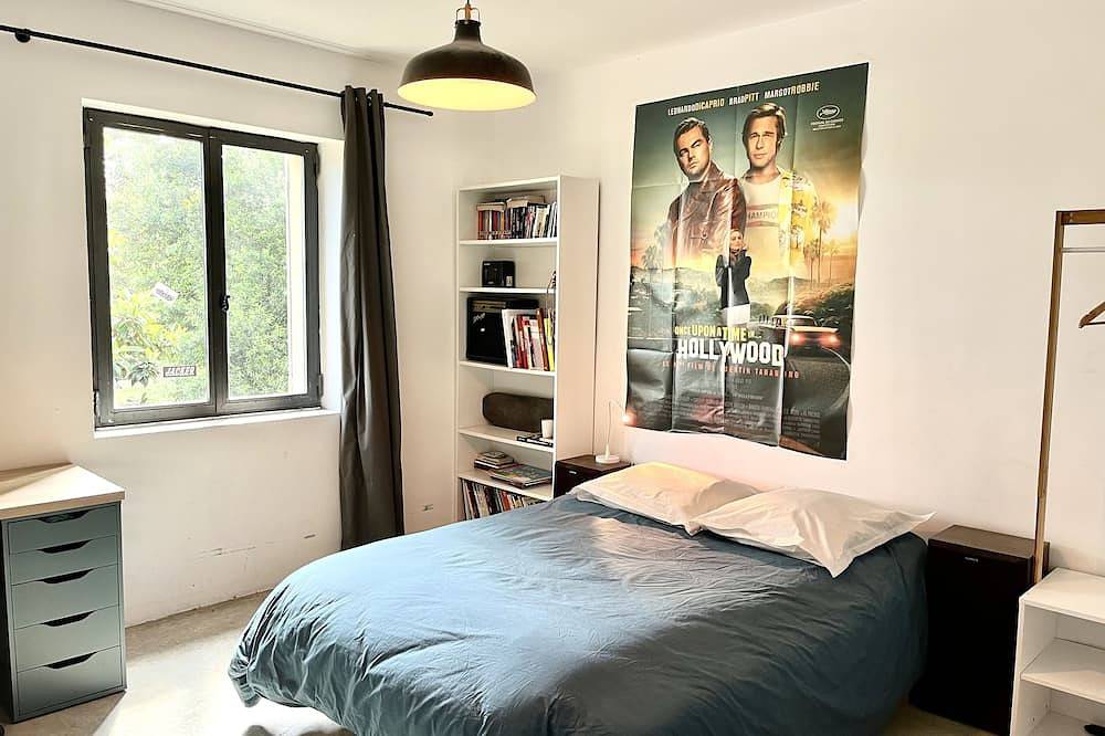 Very Pleasant House Surrounded by Vineyards in Blauzac, Région de Nîmes