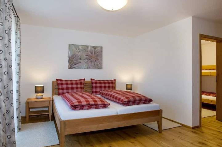 Ferienwohnung für 6 Personen, mit Balkon und Garten sowie Pool