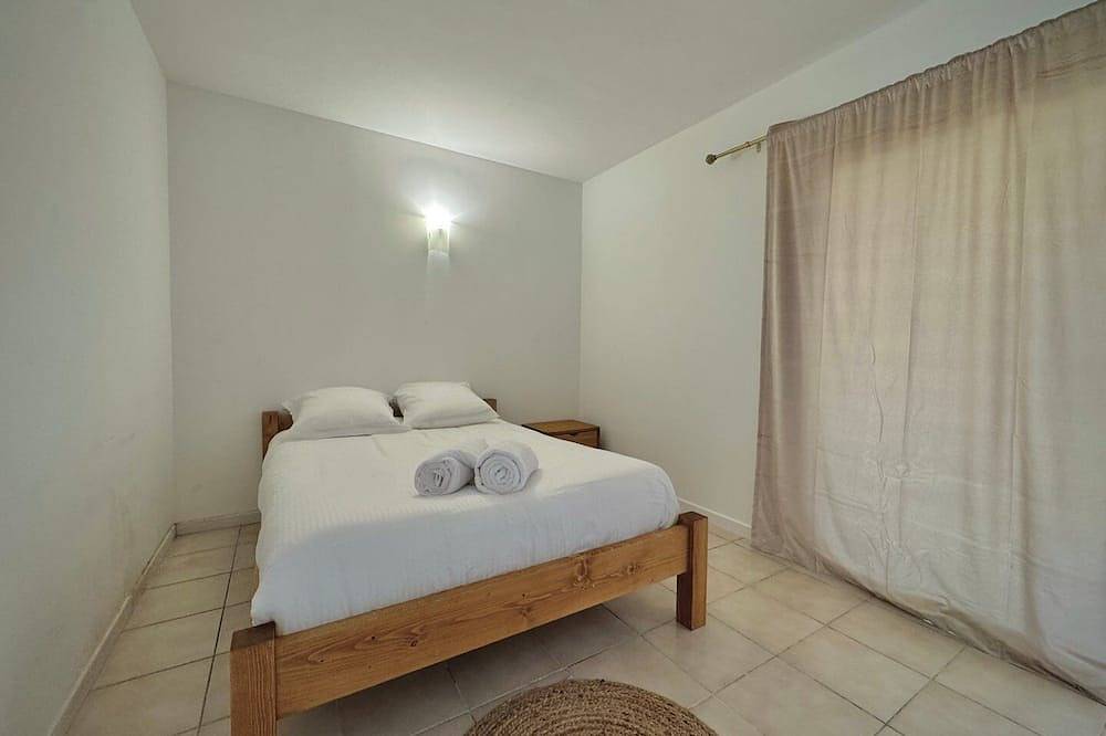 Les Hauts de Bezouce, Spacious and Game Room in Bezouce, Nimes region