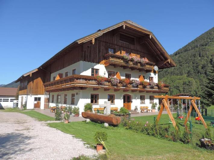 Ferienwohnung für 4 Personen, mit Balkon und Terrasse sowie Garten und Ausblick in Hintersee (Salzburger Land)