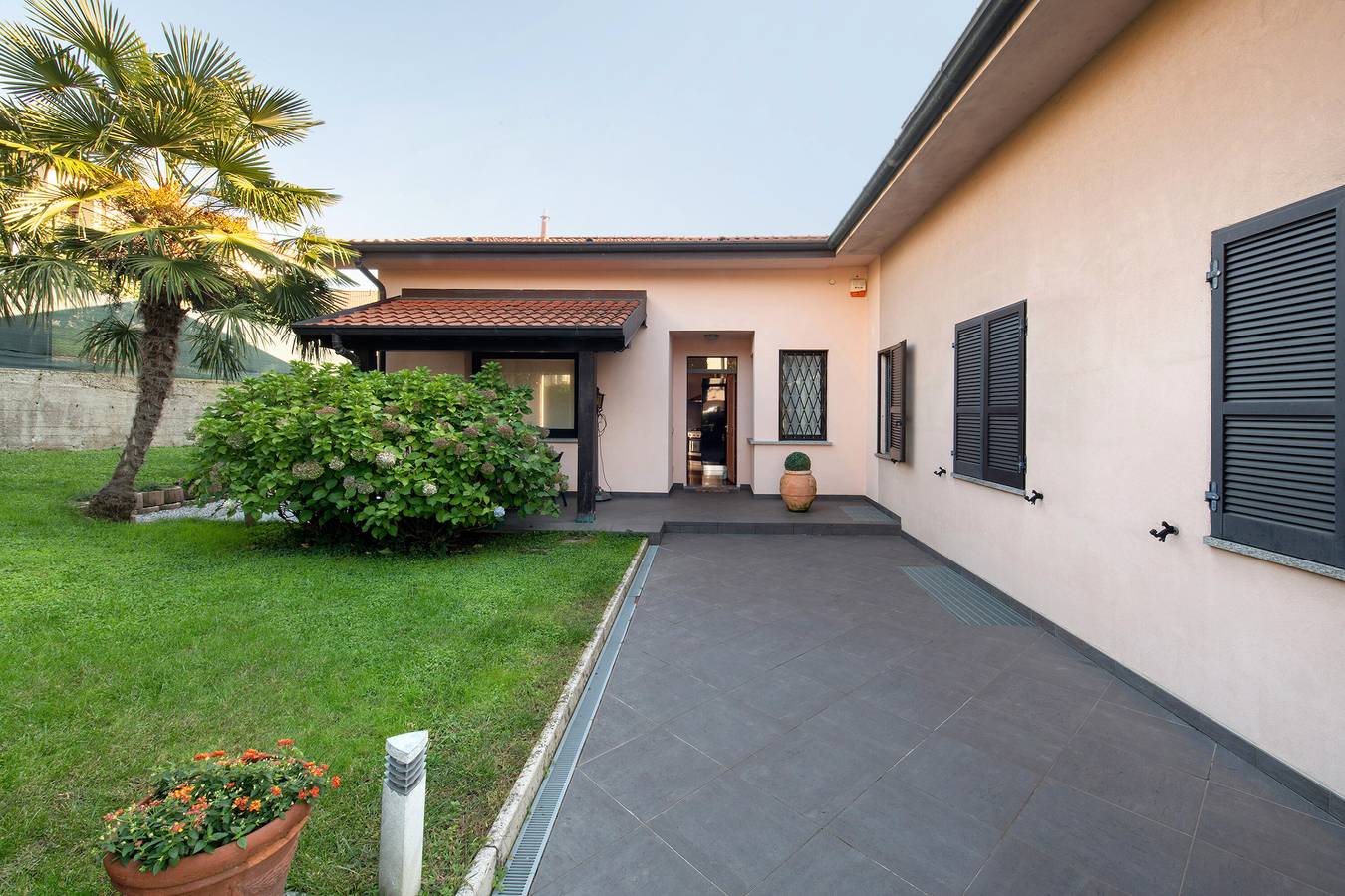 Holiday Home 'Dreams To Lake Como' with Private Garden and Wi-Fi in Senna Comasco, Brianza
