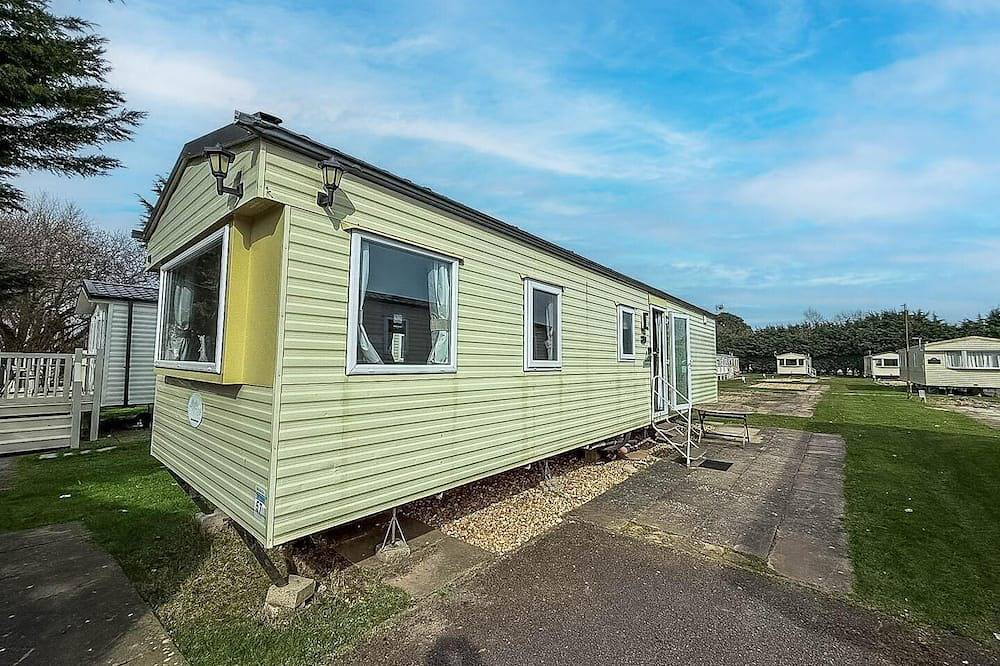 Glamping for 8 People in Skegness, Lincolnshire