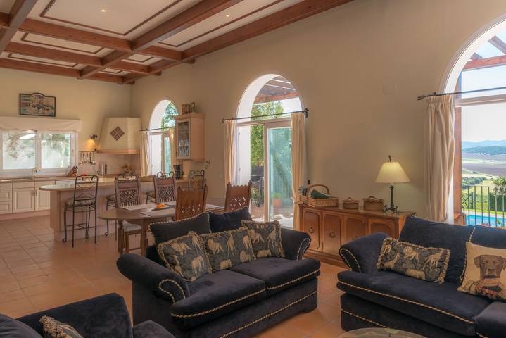 Villa Lino mit Bergblick, Pool, Garten und Wlan in Benalup-Casas Viejas, Costa de la Luz