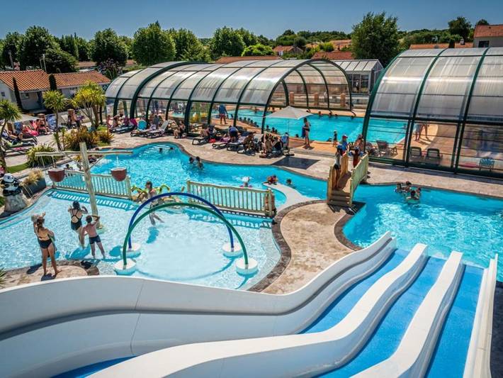 Camping pour 6 personnes, avec terrasse et piscine