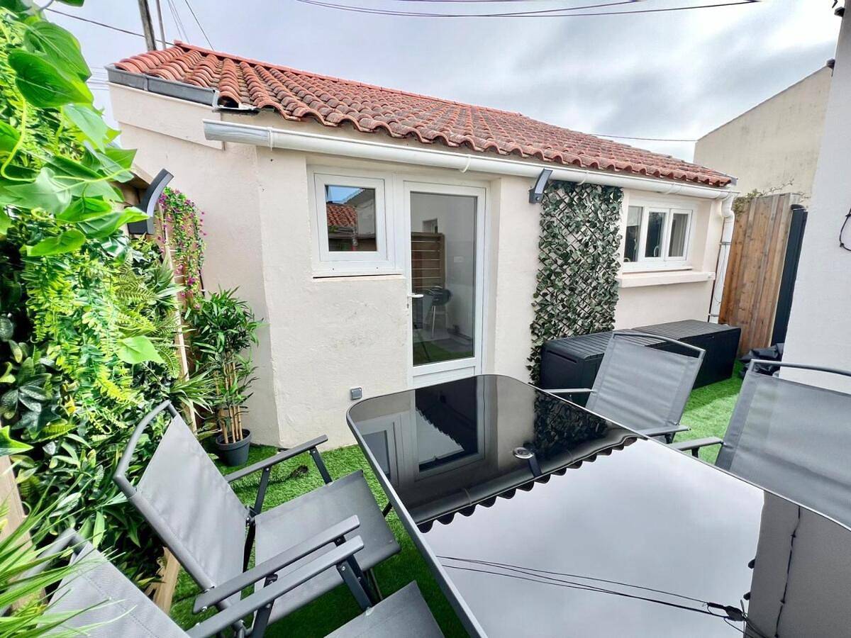 Charmante Maison de Ville - Patio - Wifi - Parking gratuit in La Rochelle, Région de La Rochelle