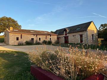 Location de vacances pour 15 personnes, avec vue ainsi que jardin et piscine à Bonneuil-Matours