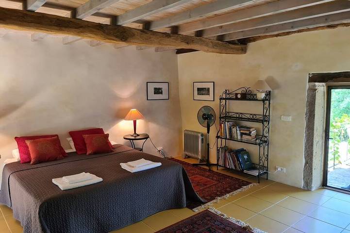 Gîte pour 7 personnes, avec piscine ainsi que jardin et jacuzzi à Vailhourles - 4