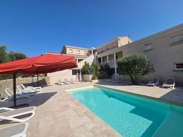 Appart’hôtel pour 2 personnes, avec piscine et jardin