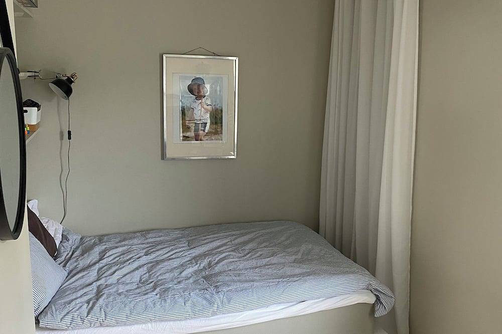 Nybyggt radhus med tomt, veranda och carport. Nära Sthlm city, sjöar och skog. in Nacka, Schwedische Ostsee