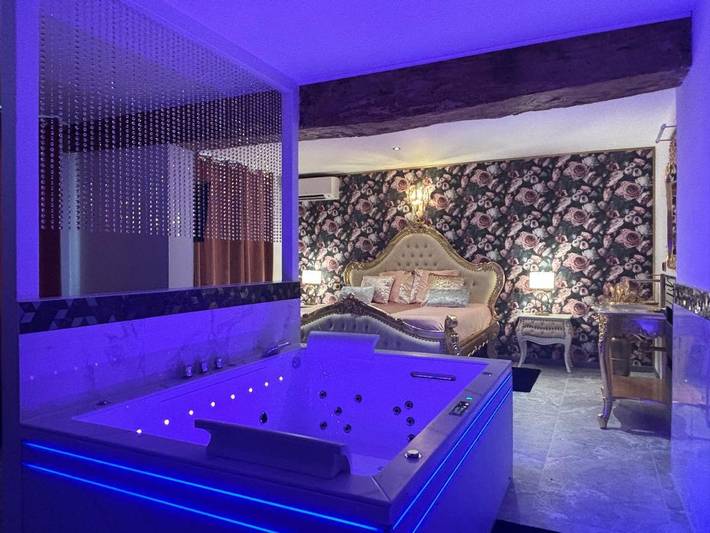 Location de vacances pour 2 personnes, avec Jacuzzi ainsi que Terrasse et Jardin à Étriché