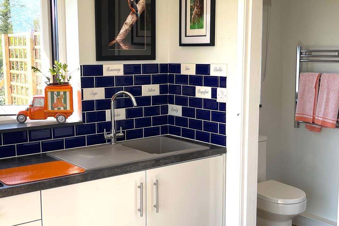 Hot Tub Getaway, Snowdon Views, Peaceful Stay in Isle of Anglesey
