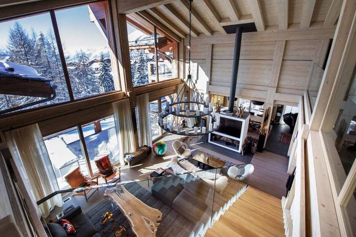 Chalet pour 24 personnes, avec jacuzzi ainsi que sauna et balcon, animaux acceptés à Crans-Montana