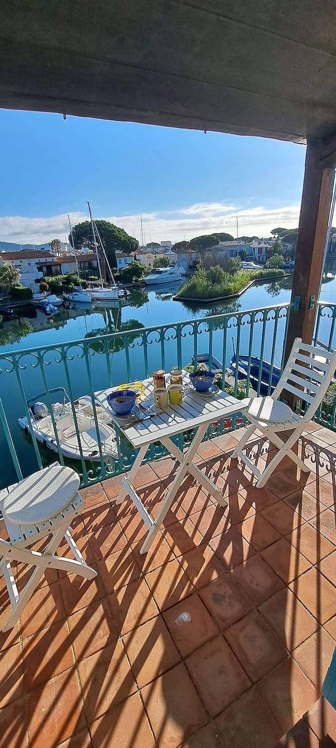 Hel ferieleilighet, Beautiful 2-room apartment with Wi-Fi and mooring – View over the canals of Port Grimaud in Port Grimaud, Grimaud