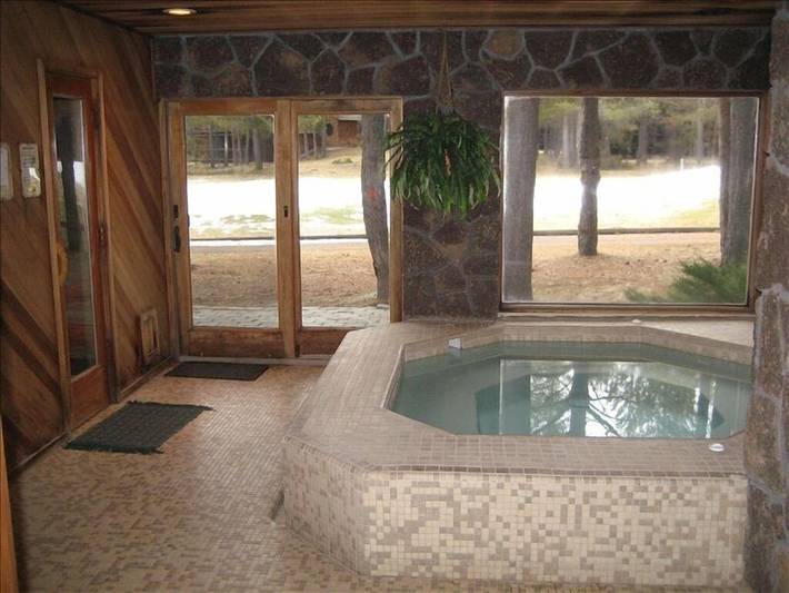 Vacation rental for 14 people, with sauna and balcony as well as hot tub and pool in Sunriver
