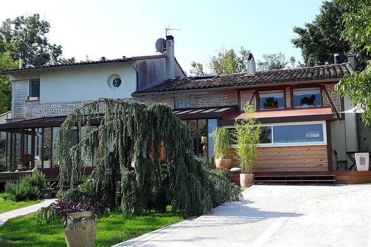 Gîte pour 6 personnes, avec terrasse ainsi que jacuzzi et jardin dans Esperce