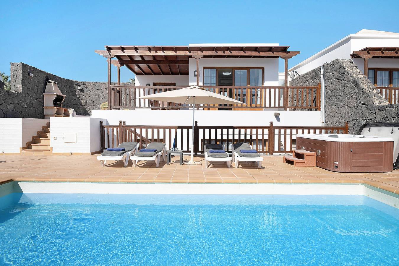 Holiday Home 'Villa Jeamir I' with Sea Views, Pool, Garden & Wi-Fi in Playa Blanca, Yaiza