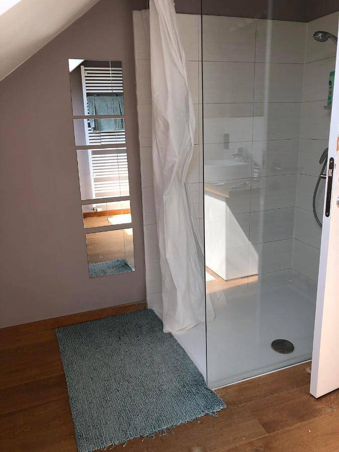 Appartement de vacances entier, Double Room with Private Bathroom in Court-Saint-Étienne, Province du Brabant wallon
