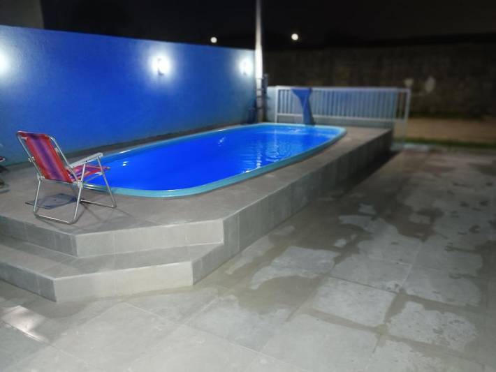 Casas e apartamentos de temporada para 8 pessoas, com piscina e balcão e ainda jardim em Pontal do Paraná