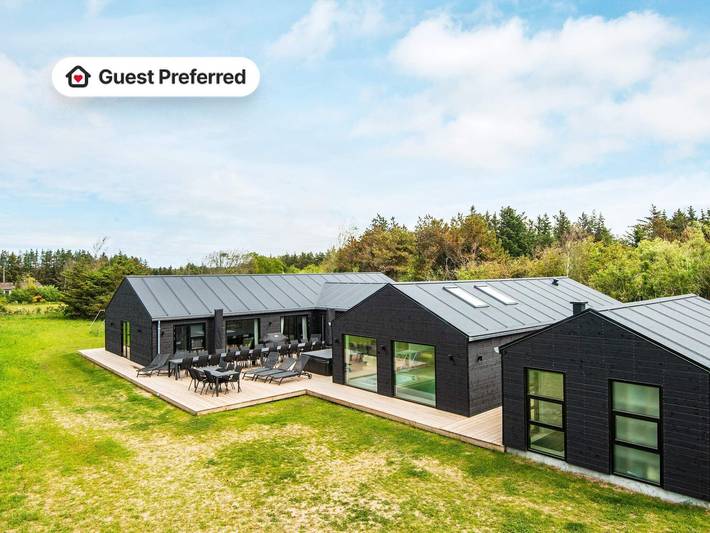 Feriehus for 28 personer, med sauna og badebasseng i tillegg til terrasse, barnevennlig i Danmark
