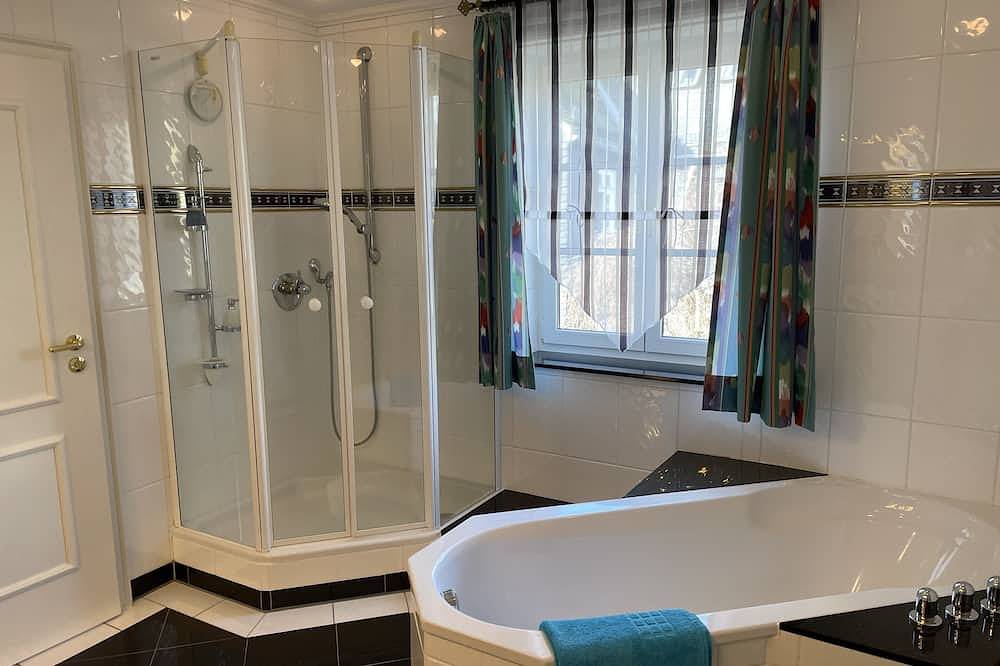 Ganze Wohnung, Pino24 Comfort Ferienwohnung 127 m² mit Pool, zentral, für bis zu12 Personen in Hallenberg, Hochsauerlandkreis